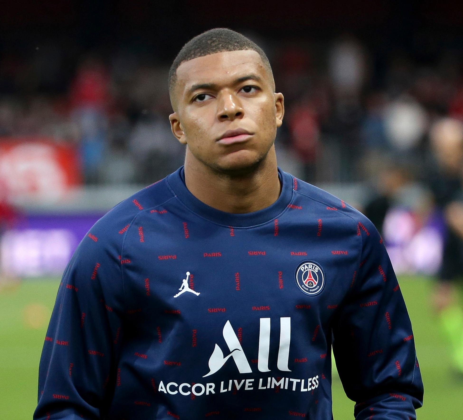 曼联对狼队的预测首发阵容：梅努的未来抉择，约罗强势回归