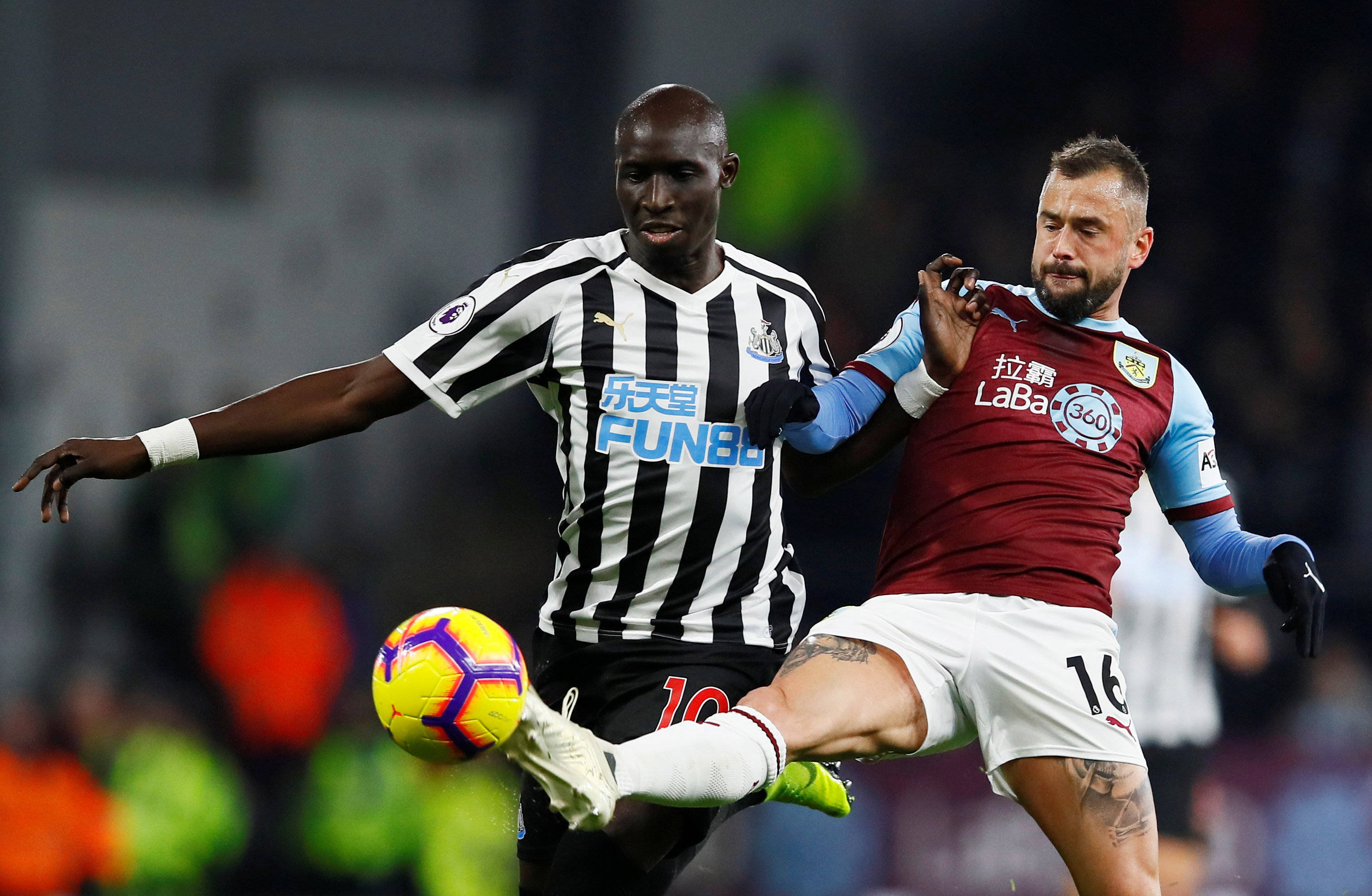 亚精英赛半场：路易斯失单刀+补射中柱，申花暂0-0广岛